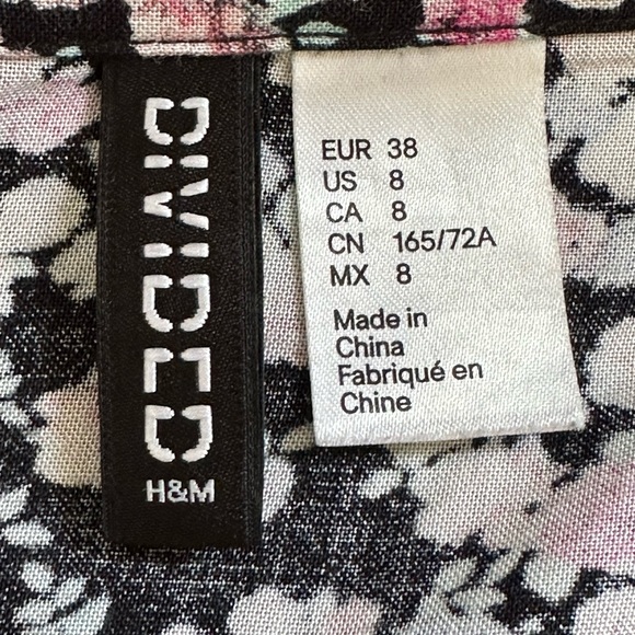 H & M Divide Black & Pink Floral  Print Mini Skirt SZ 8  2 Black Button … - Picture 7 of 9